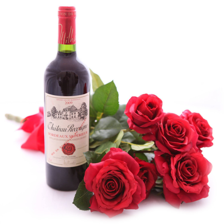 Valentine Red Изысканный подарок: бутылка красного вина (750 мл) и букет из 5 красных роз, в подарочной упаковке, с поздравительной открыткой.